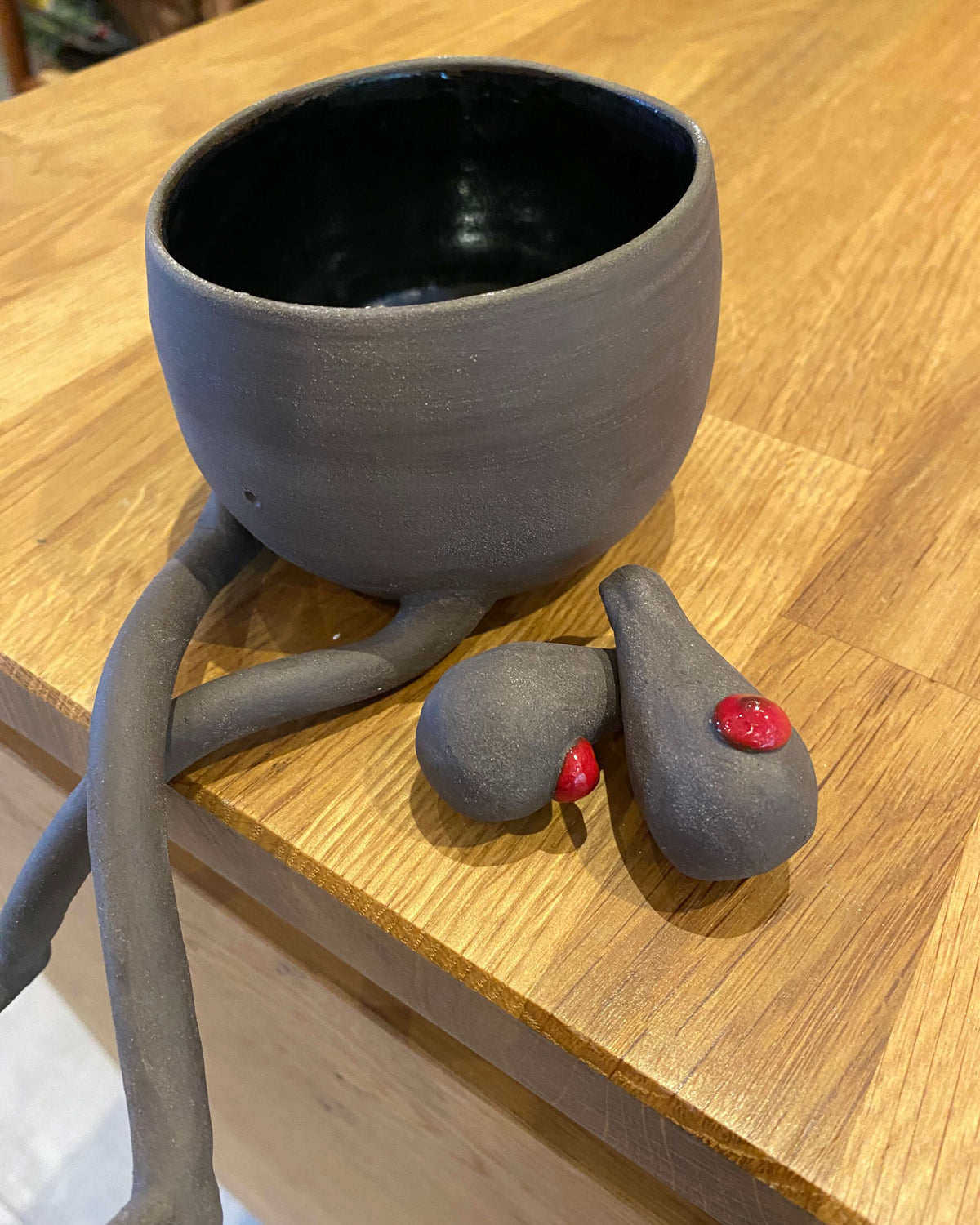 Urtepotte Ulla F med aftagelige detaljer lagt ved siden af
