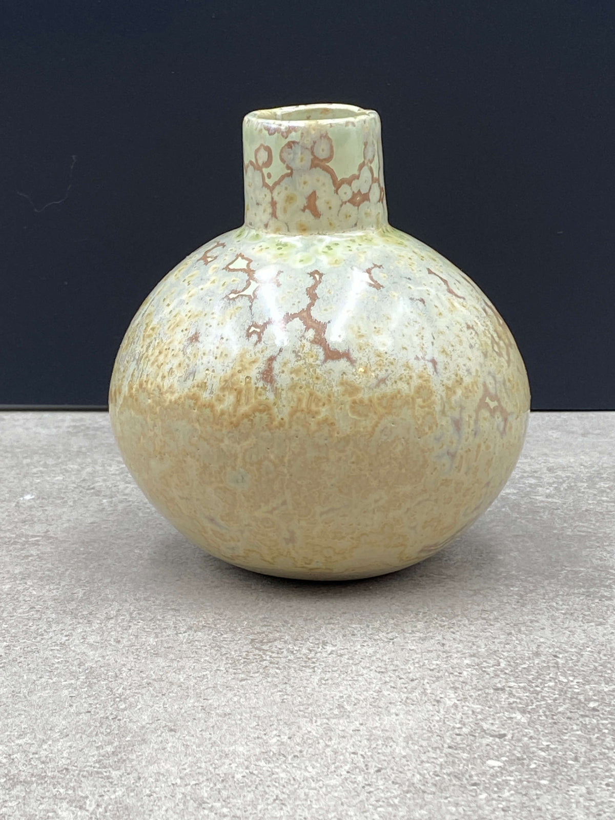 Kugleformet vase i sandfarvet krystalglasur med smal hals
