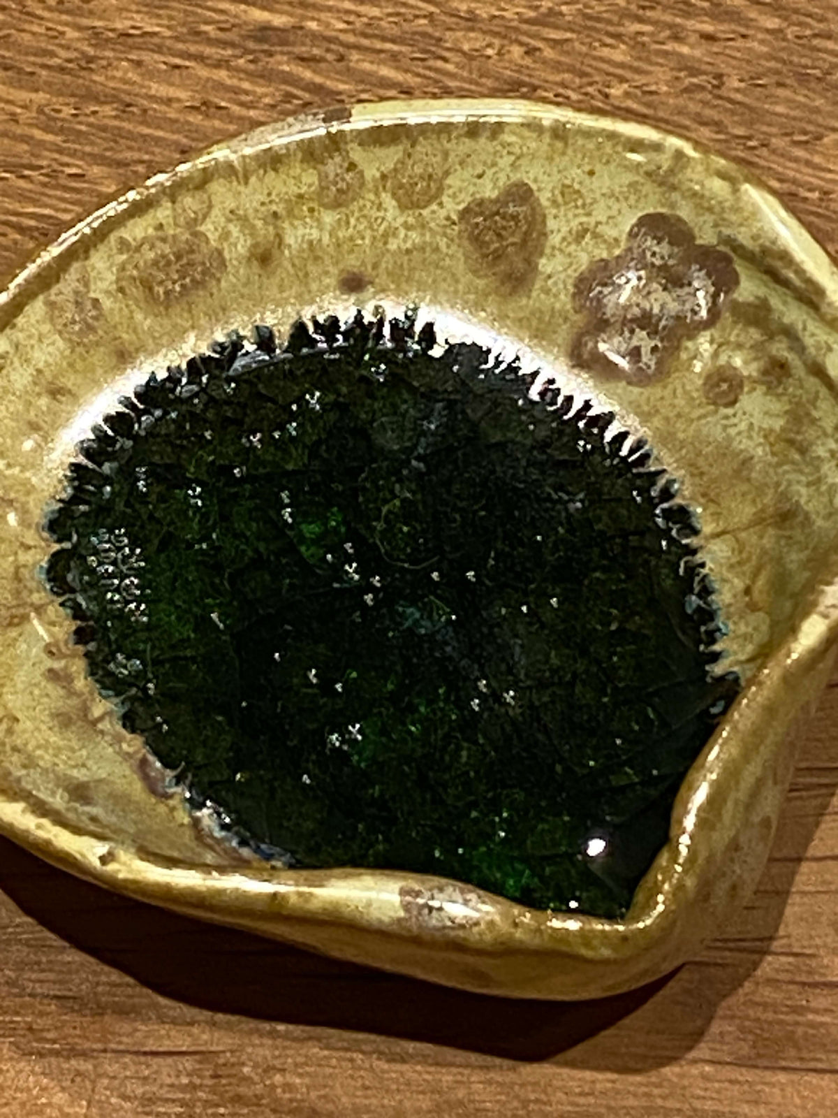 Nærbillede af mørkegrøn glasglasur i Sea Shell