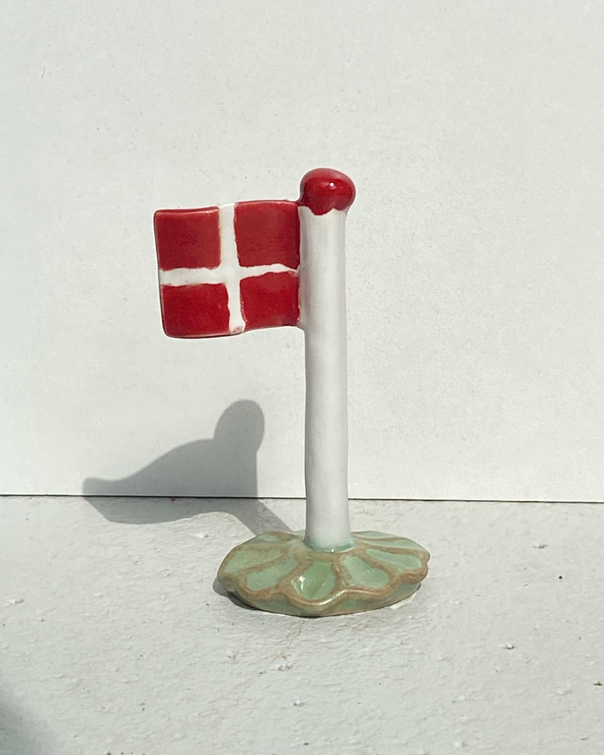Keramikflag mini med Dannebrog på grøn fod – håndlavet keramik fra Keramikbyh