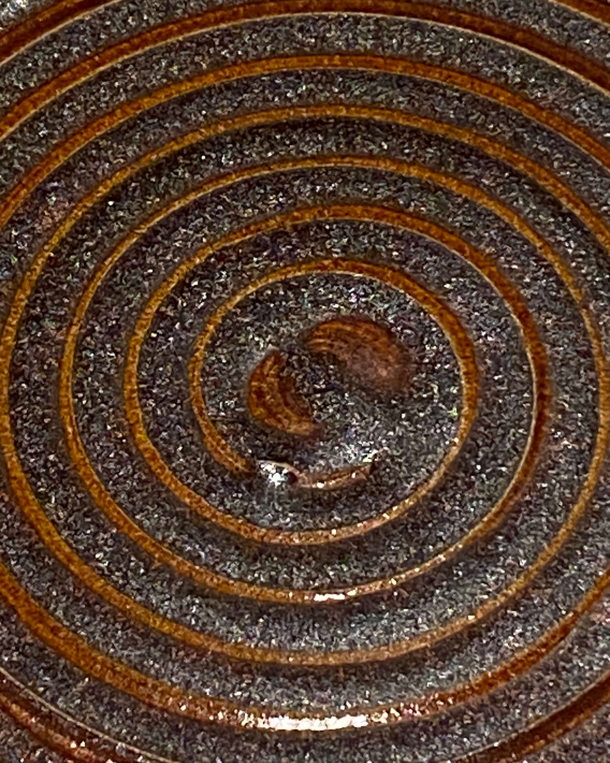 Nærbillede af spiralriller i kobberbrun glasur
