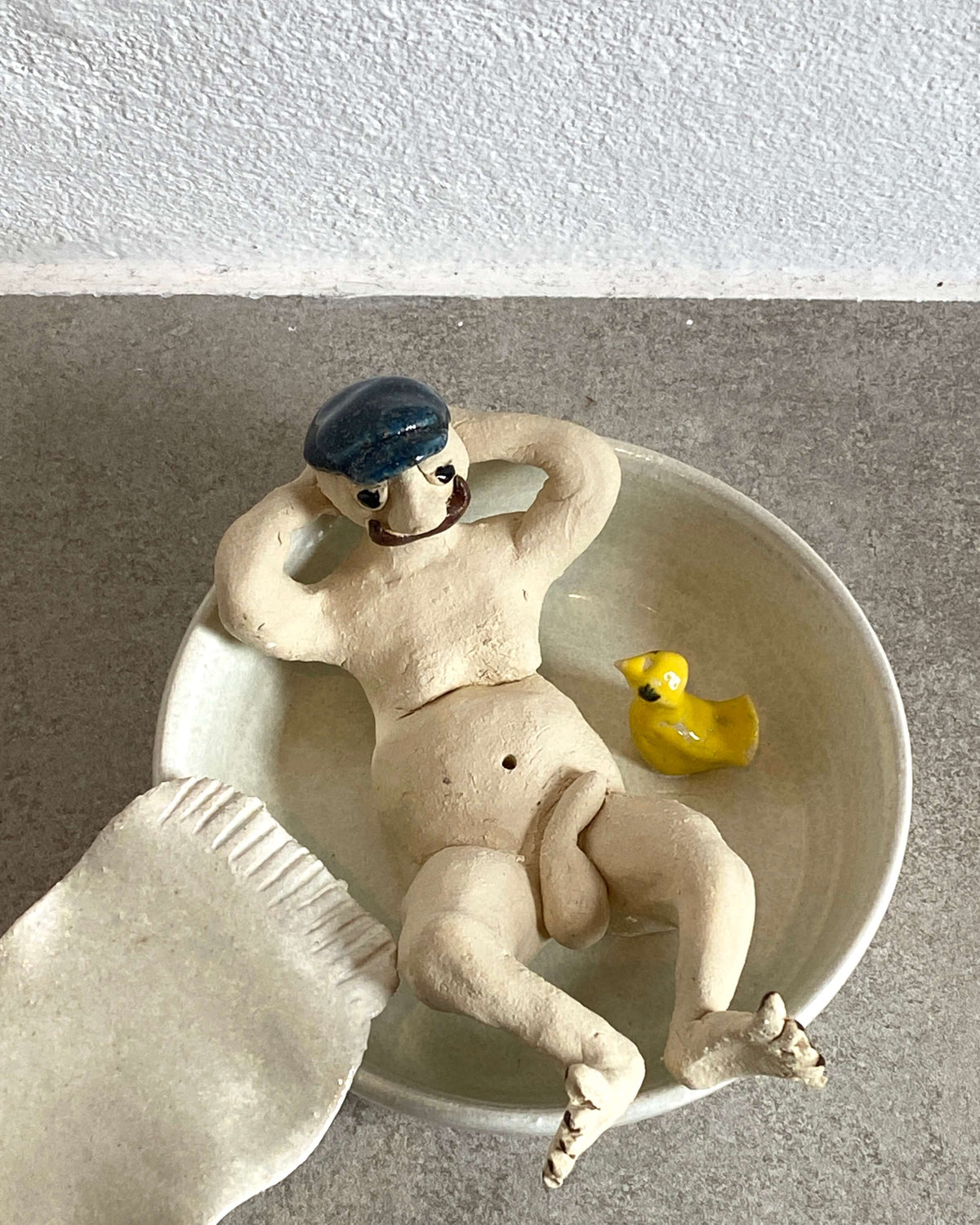 Store Claus i badekarret med lille gul badeand