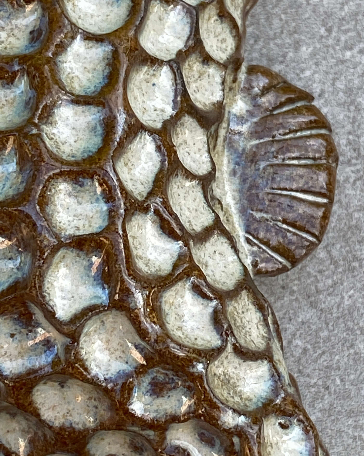 Detalje af skæl og finne i lys glasur