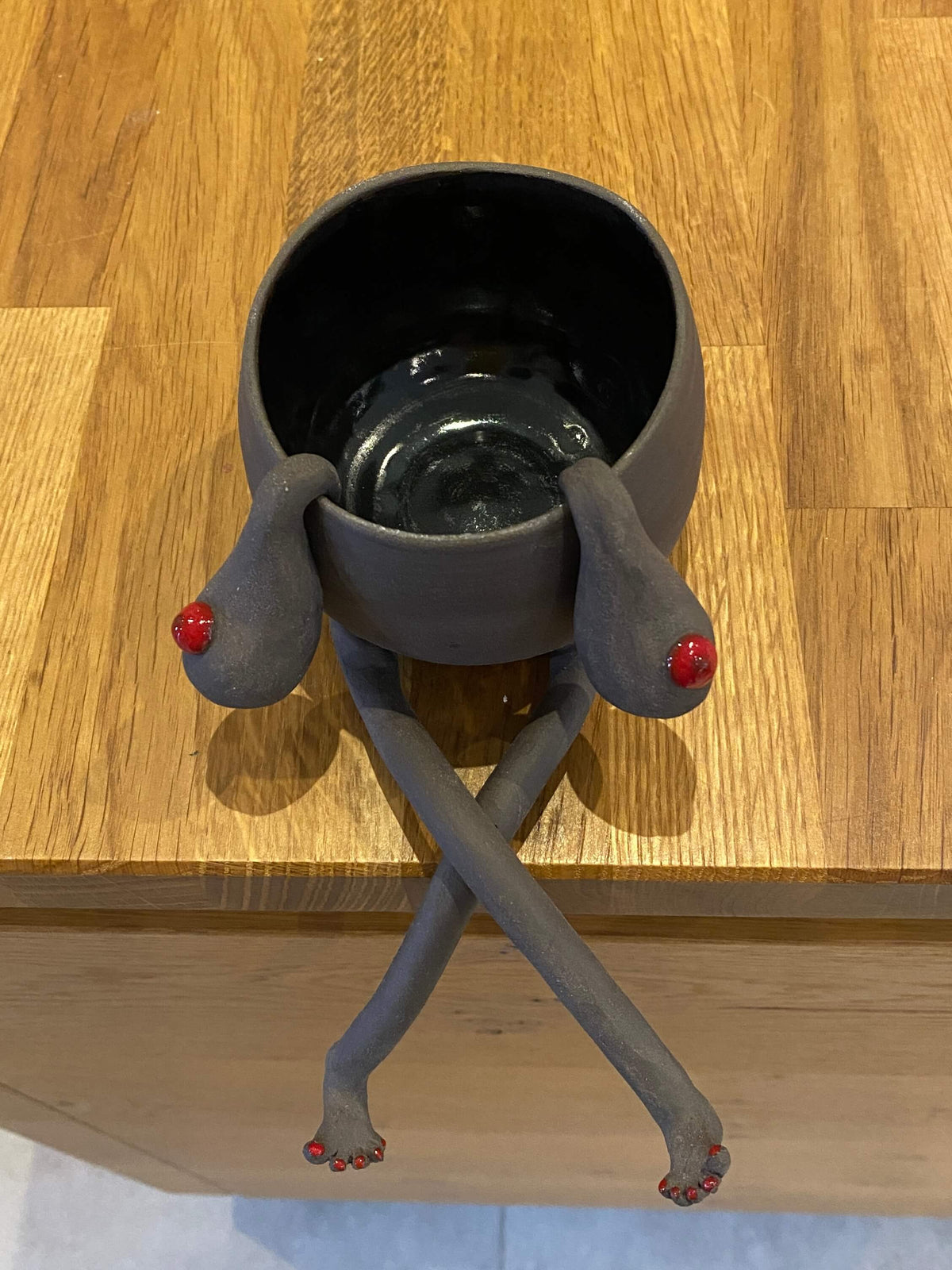 Urtepotte Ulla F set ovenfra med blank sort glasur indvendig