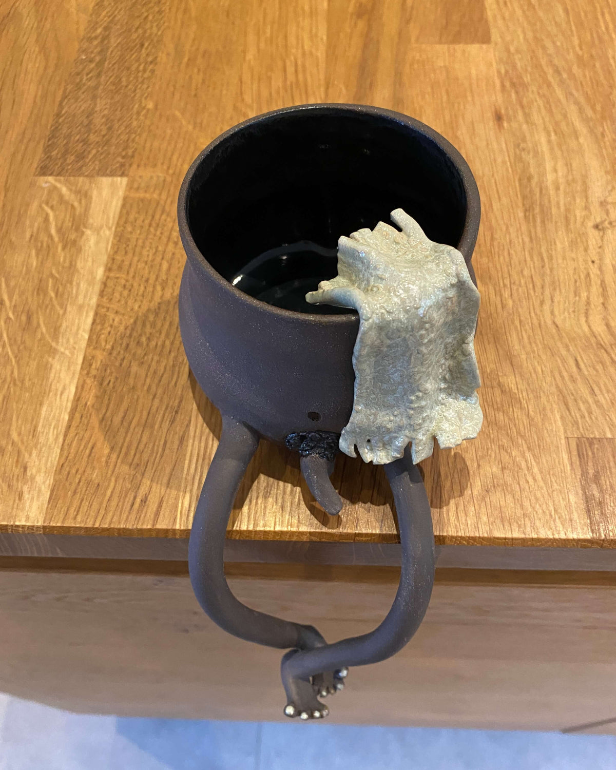 Urtepotte Willy 2 set ovenfra med blank sort glasur indvendig