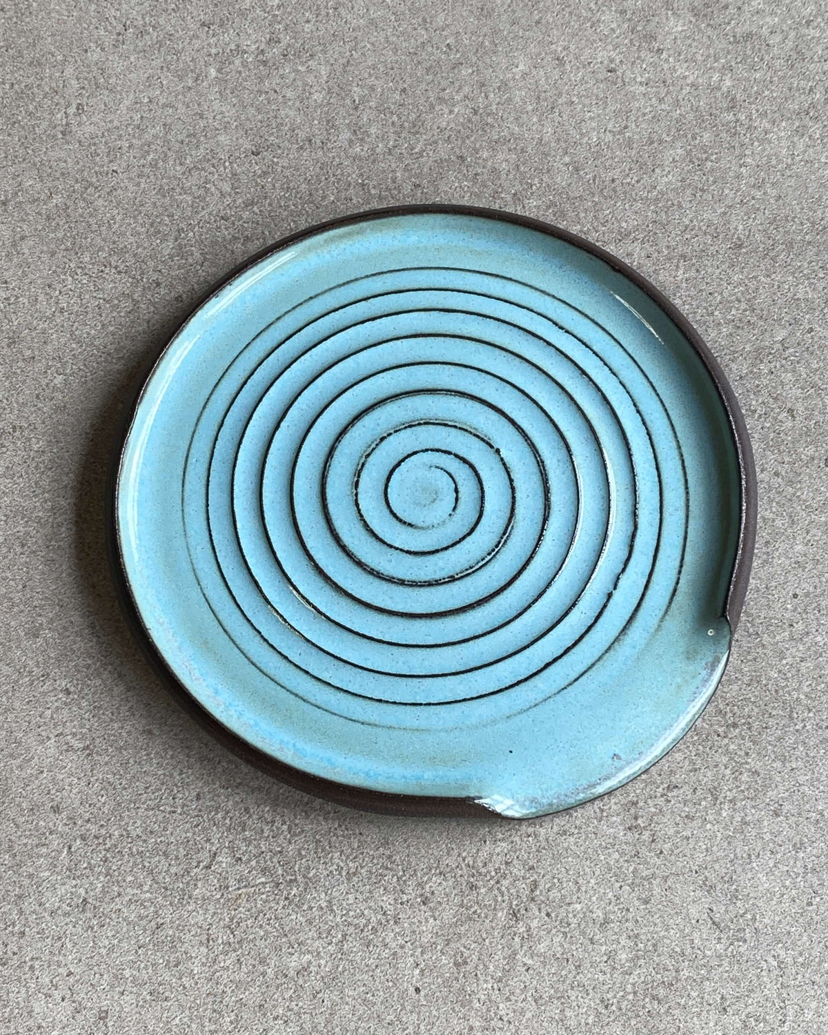 Rund grydeskeholder Blue med drejet spiral i lyseblå glasur – håndlavet keramik fra Keramikbyh