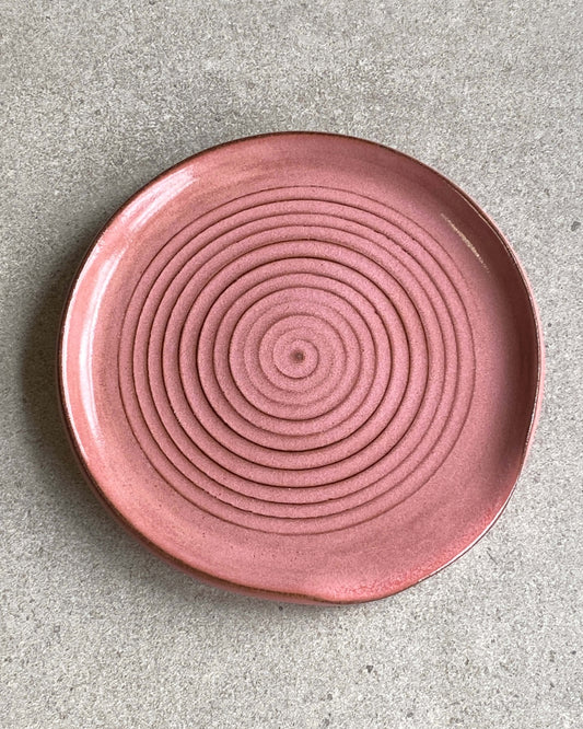 Rund grydeskeholder Rosa med drejet spiral i rosa glasur – håndlavet keramik fra Keramikbyh