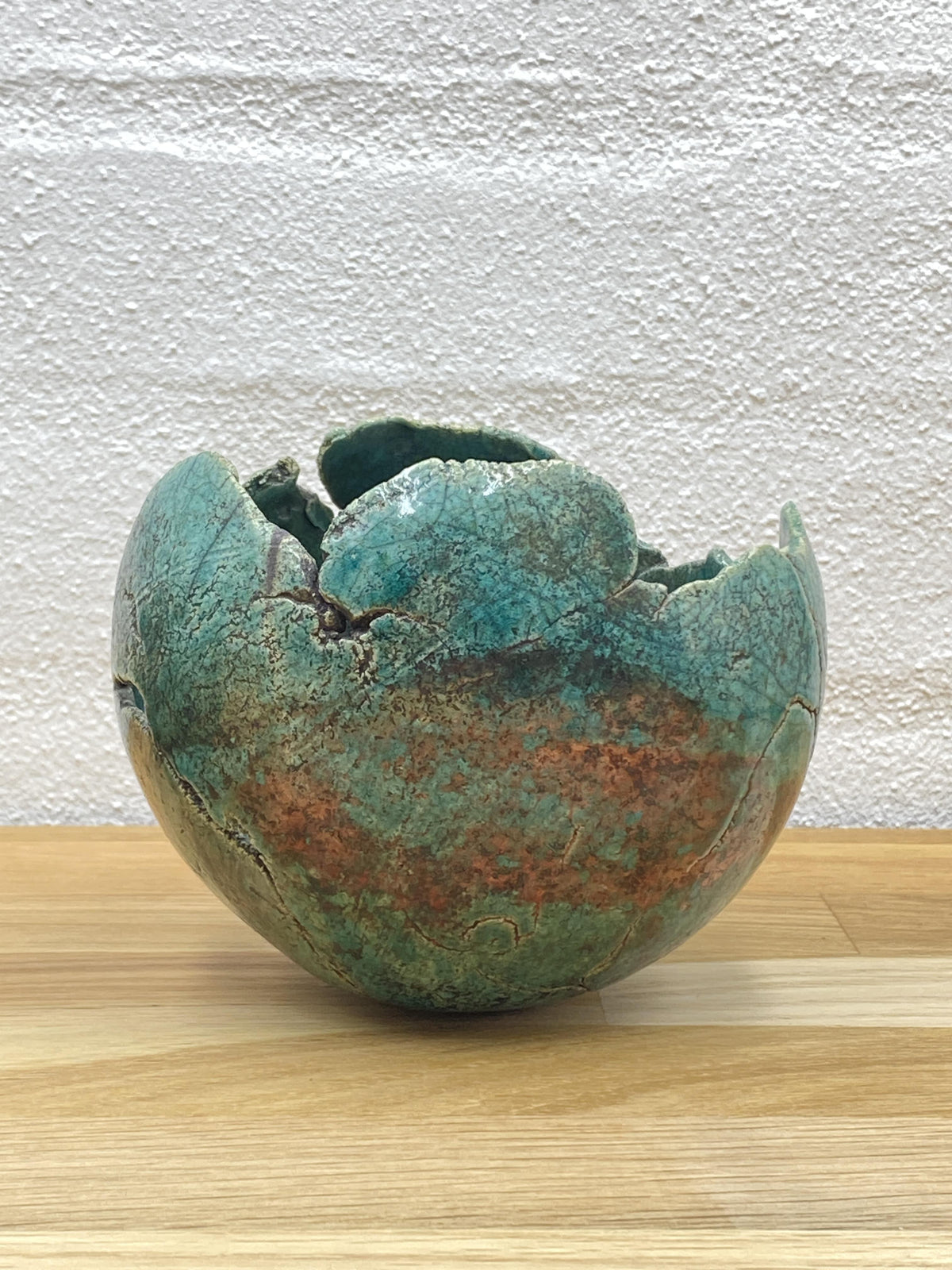 Lysestage Raku-kugle i turkis og rustbrun glasur
