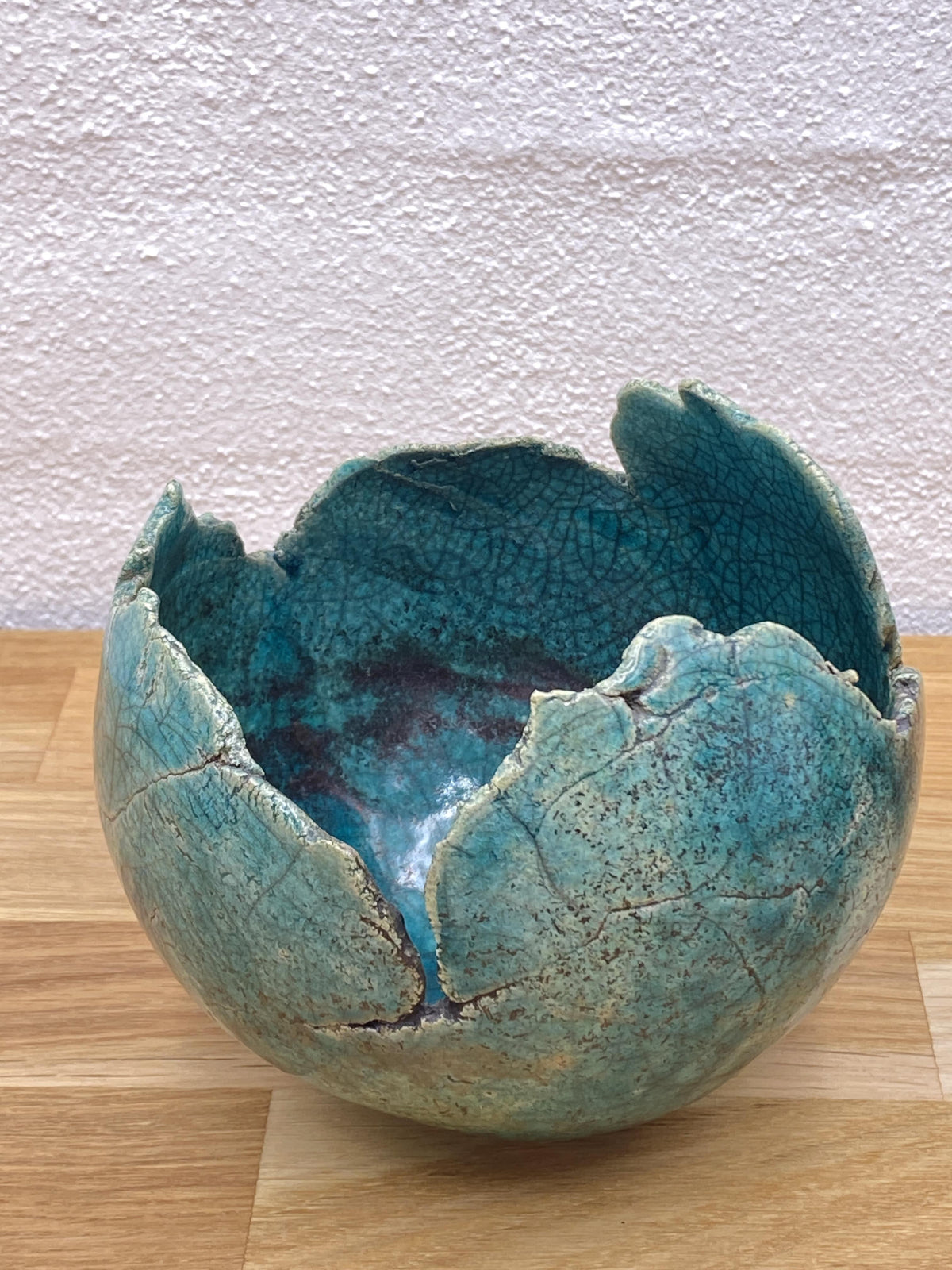 Lysestage Raku-kugle set ovenfra med blank turkis glasur indvendig