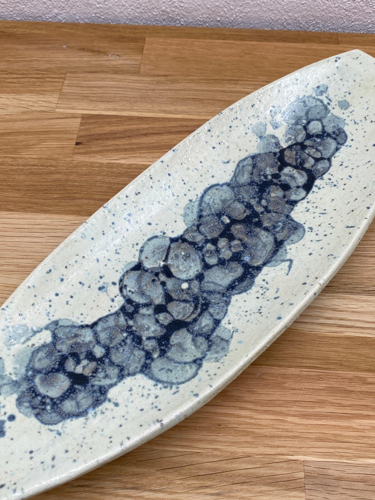 Fadet Magic Bubble set ovenfra med blå bobler i glasuren