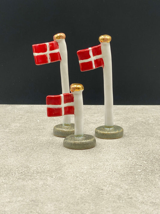 Tre keramikflag med Dannebrog og guldknop på grå fod – håndlavet keramik fra Keramikbyh