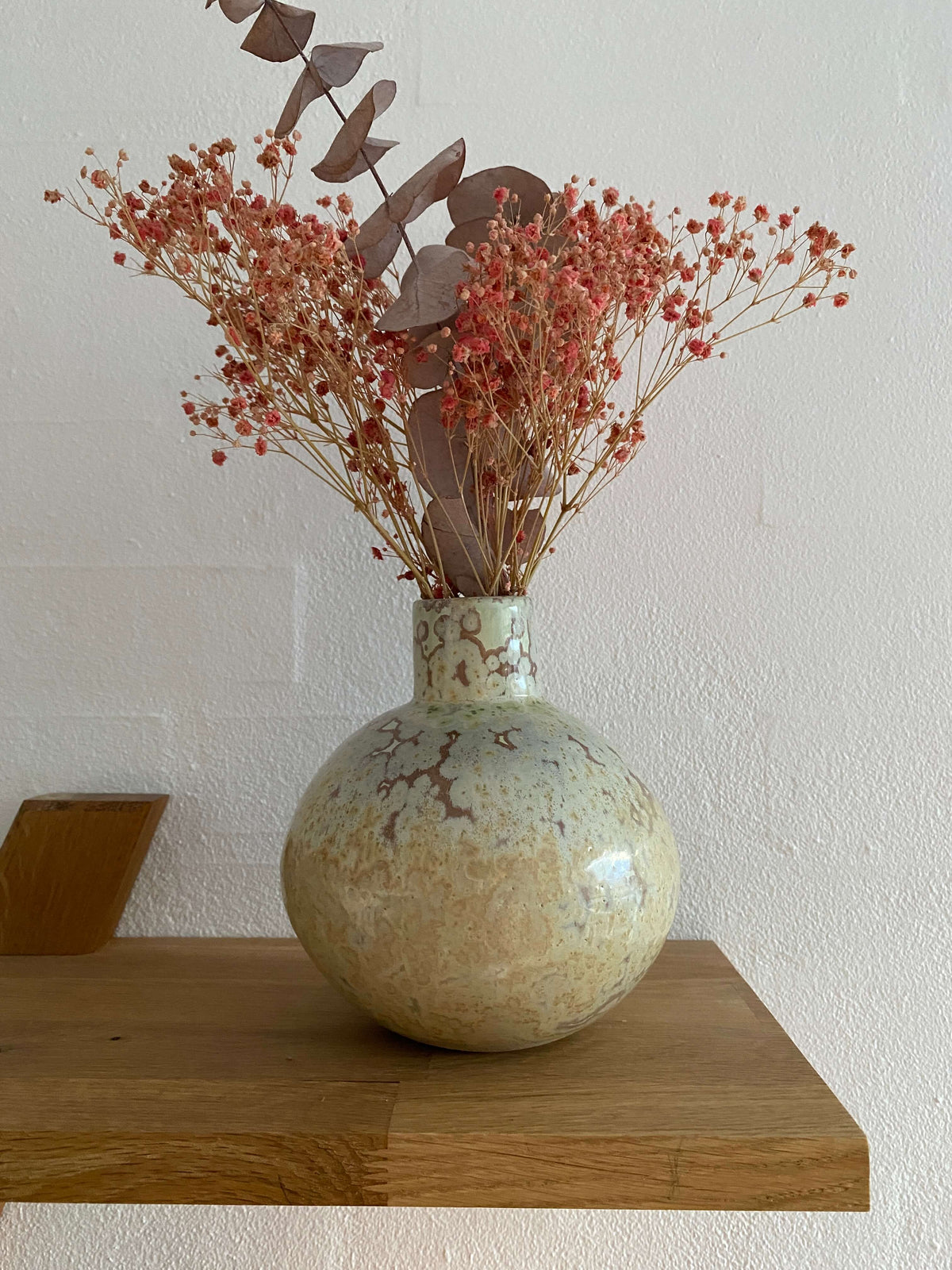 Vase Krystal sand med tørrede blomster på hylde