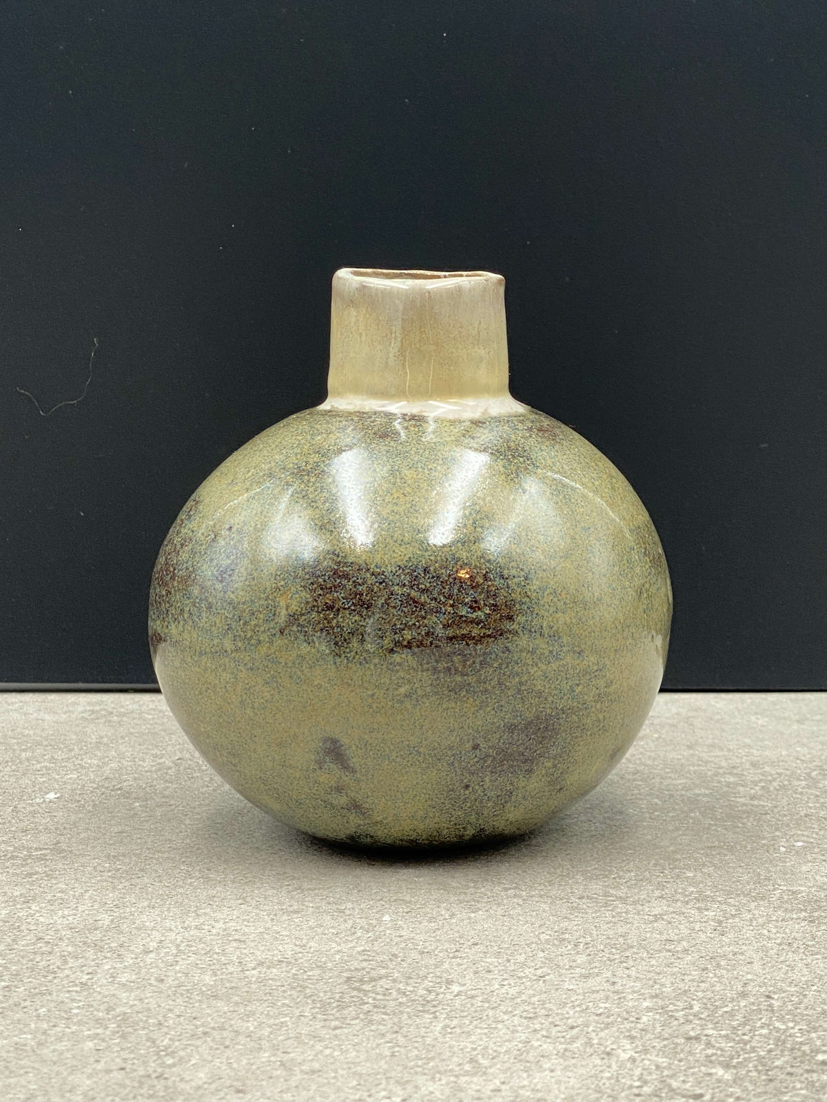 Rund vase Cannon ball i grønbrun glasur