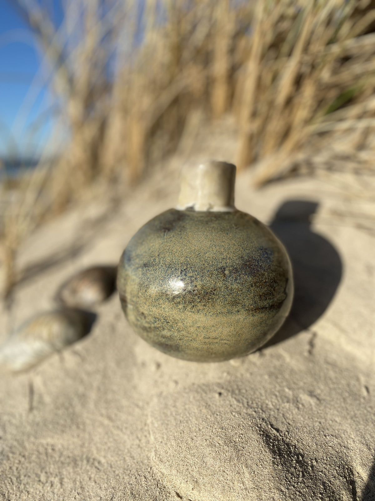 Vase Cannon ball i sandet blandt klitgræs