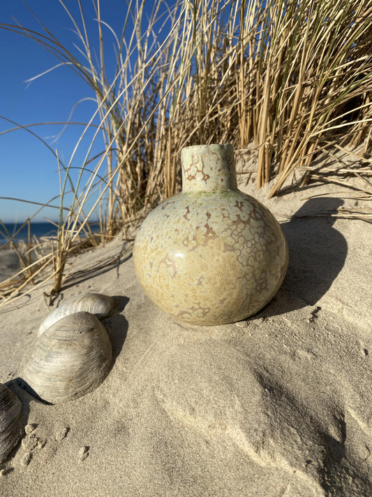 Rund vase Krystal sand i klitterne ved Vesterhavet – håndlavet keramik fra Keramikbyh