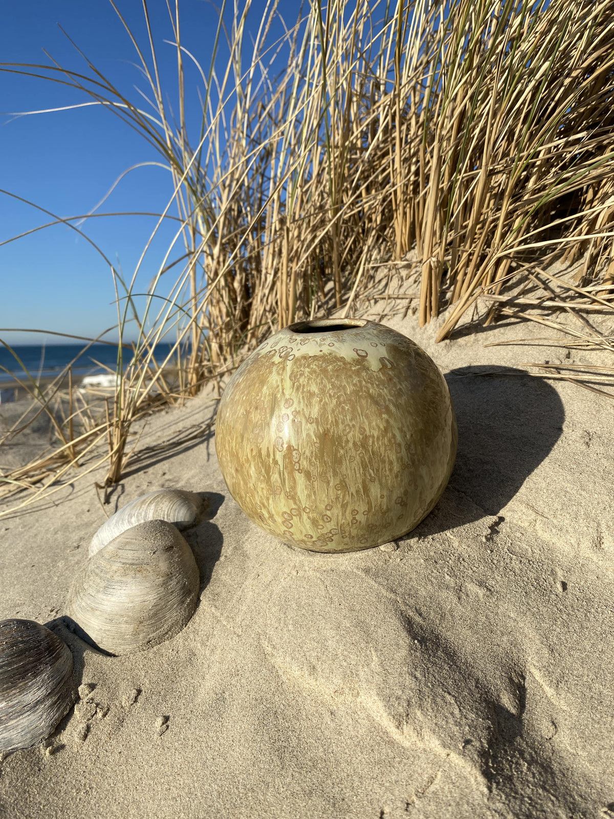 Rund vase Agatgrøn krystal i klitterne ved havet – håndlavet keramik fra Keramikbyh