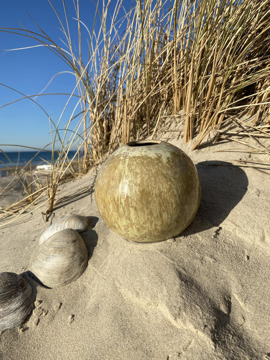 Rund vase Agatgrøn krystal i klitterne ved havet – håndlavet keramik fra Keramikbyh