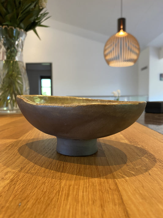 Skål Black Stone på fod med grøn glasur indvendig på spisebord – håndlavet keramik fra Keramikbyh