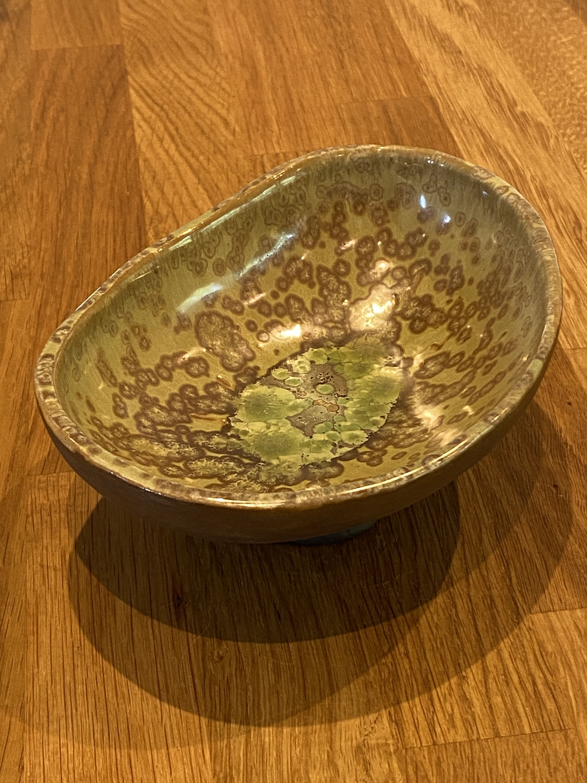 Skål Black Stone set ovenfra med grøn og brun glasur