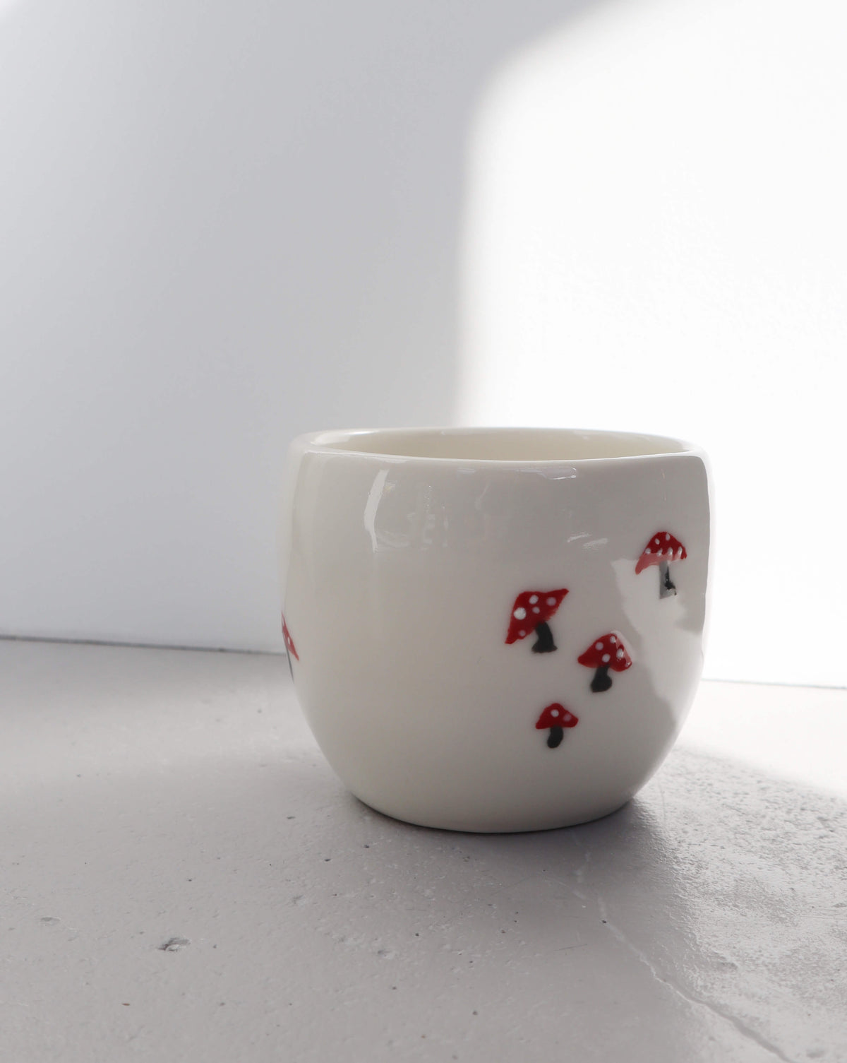 Krus Svampe i hvid porcelænsglasur med håndmalede svampe
