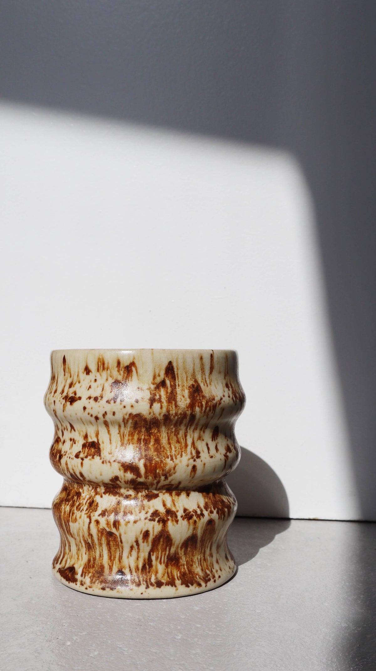 Kop Brown Wave 2 fra siden i sollys