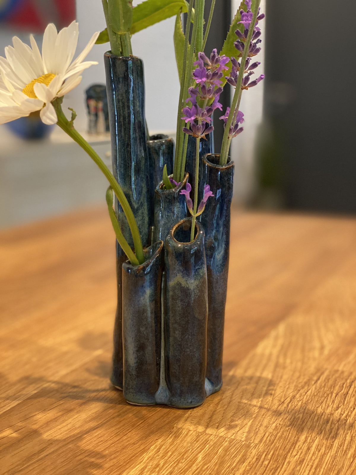 Vase Blue Sea med margeritter og lavendel