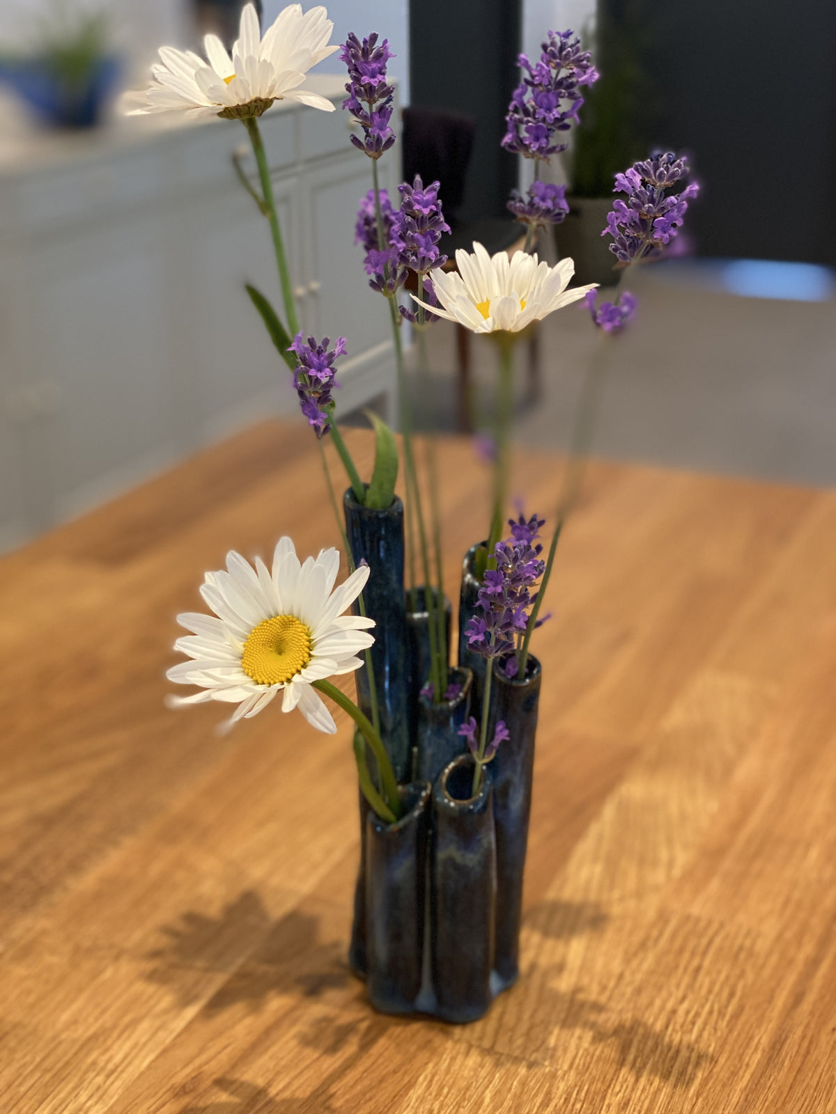 Rørvase Blue Sea med friske sommerblomster på træbord
