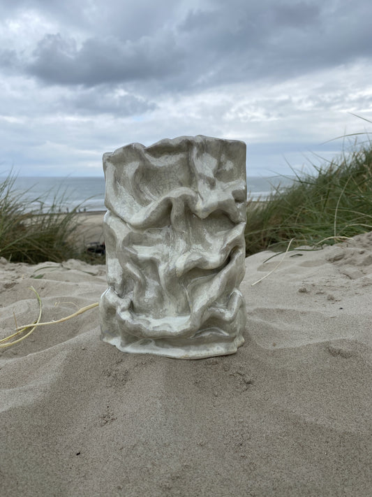 Foldet vase White Folded i hvid glasur med organiske folder, i klitterne – håndlavet keramik fra Keramikbyh
