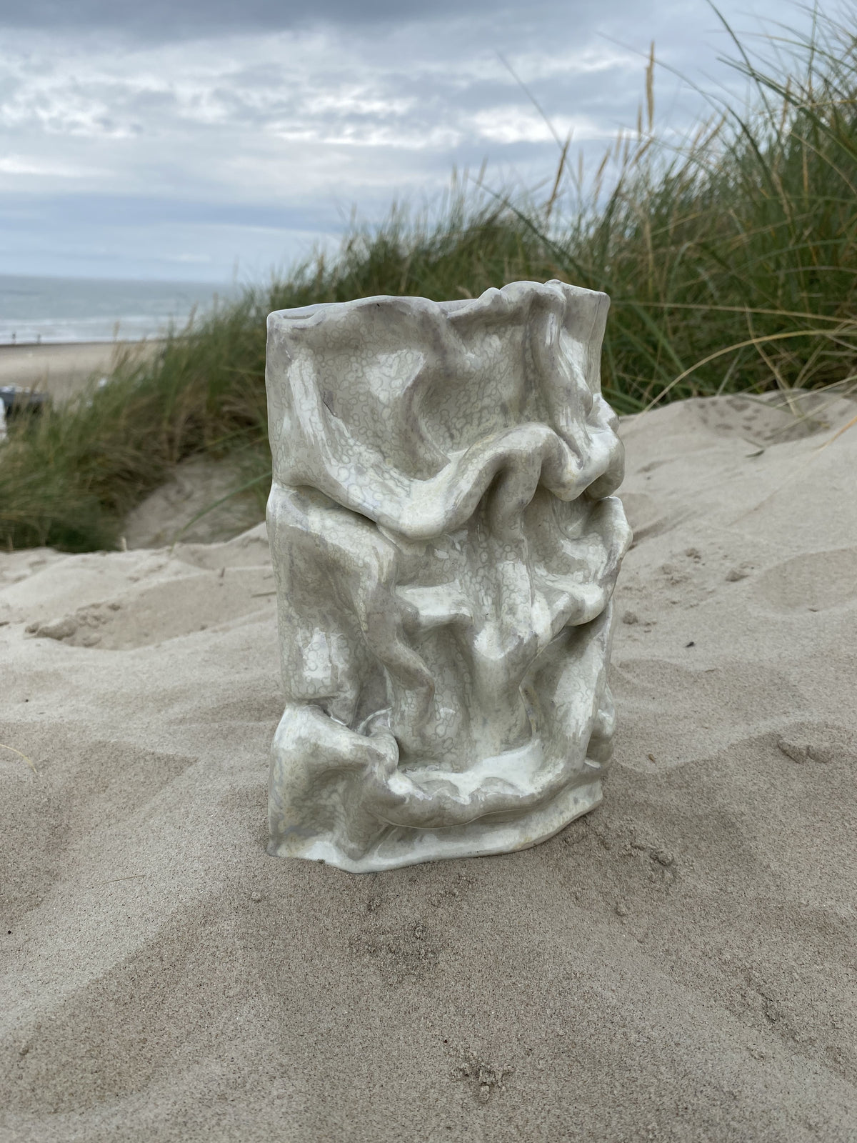 Vase White Folded set forfra i sandet