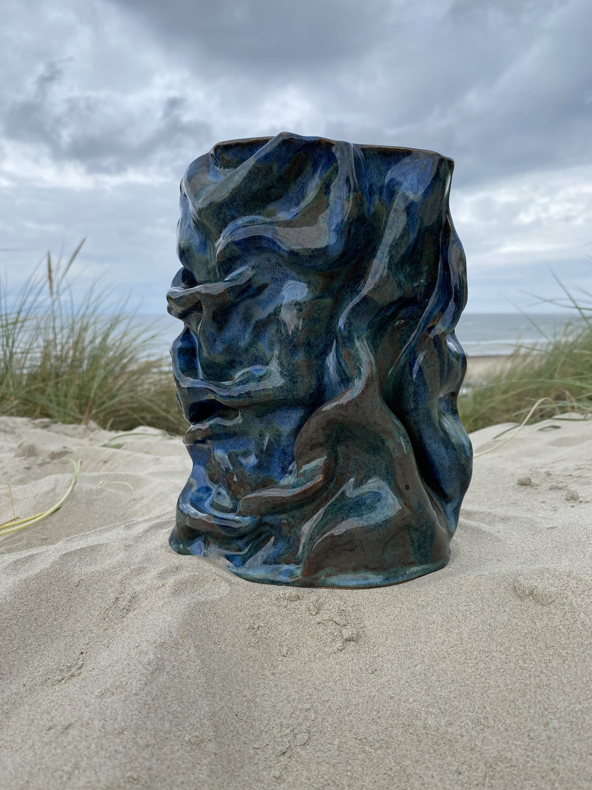 Vase Blue Folded set forfra i sandet
