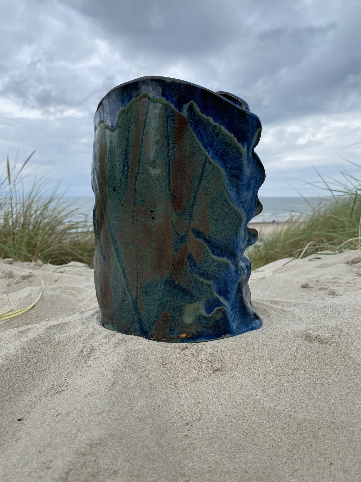 Vase Blue Folded fra siden med blågrønne nuancer