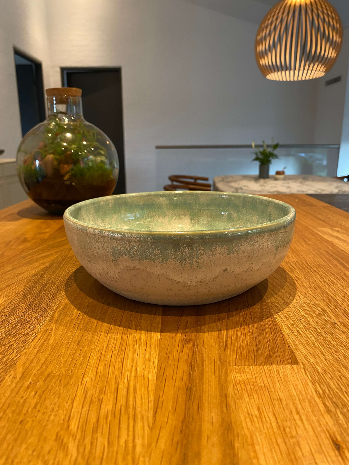 Skål Light Green i lys grøn glasur på spisebord – håndlavet keramik fra Keramikbyh