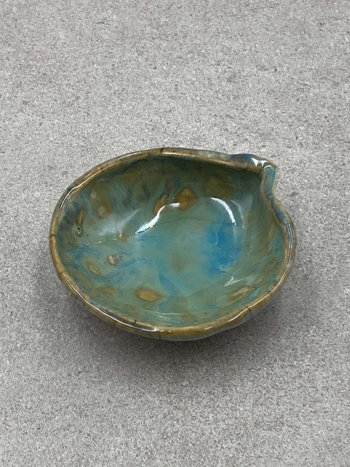 Sea Shell i turkis glasur set fra en anden vinkel