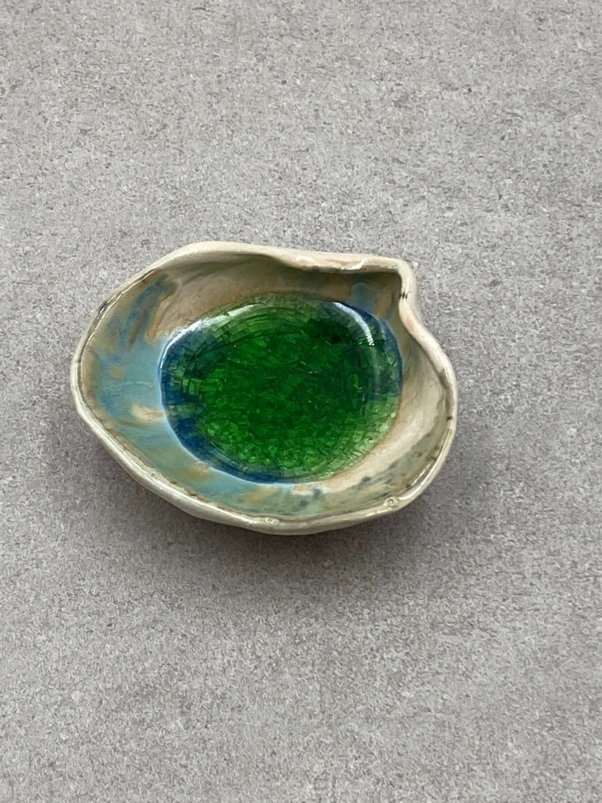 Sea Shell med grøn og blå glasur set fra siden