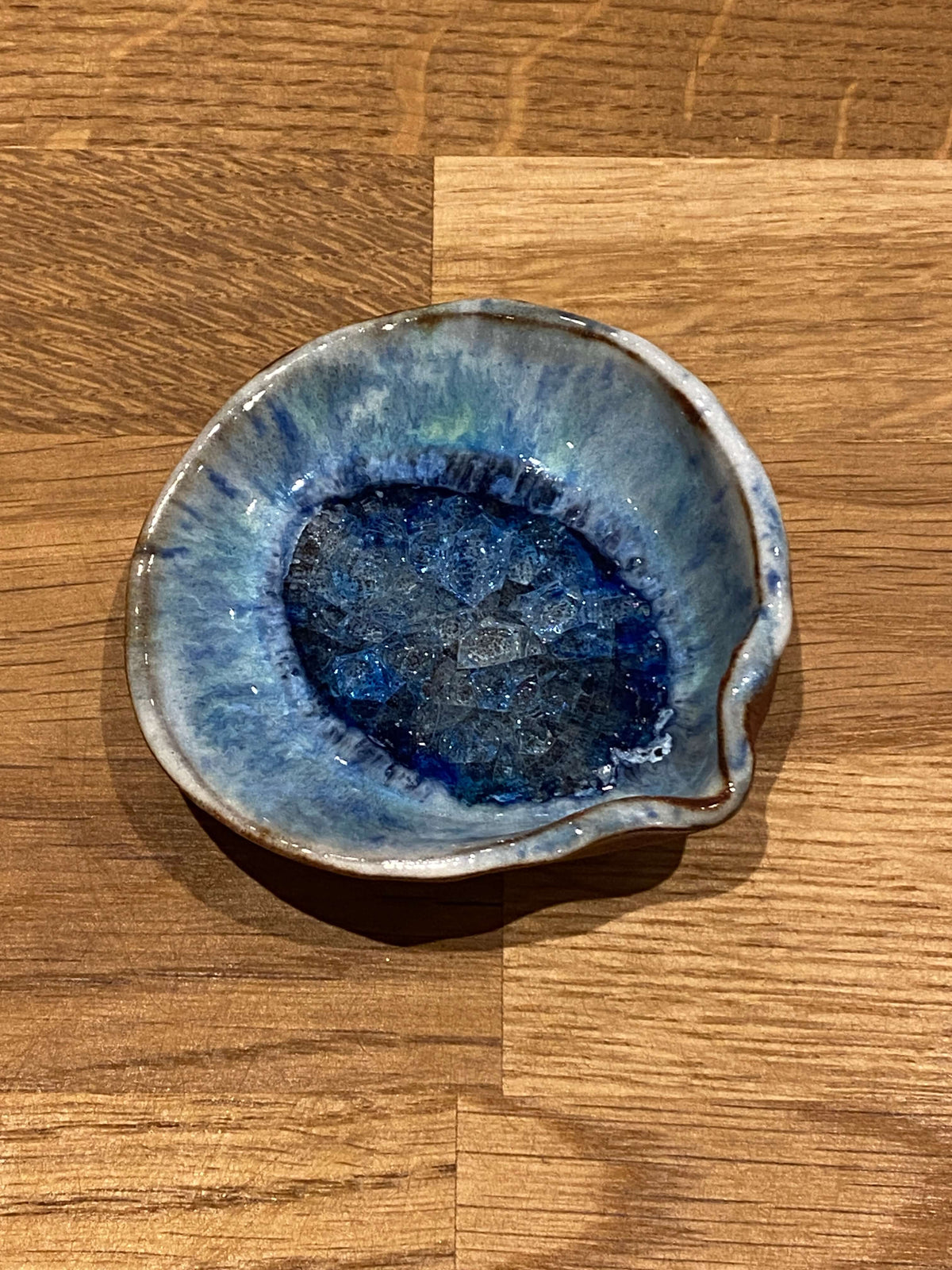 Skål Sea Shell formet som muslingeskal med dyb blå glasglasur – håndlavet keramik fra Keramikbyh