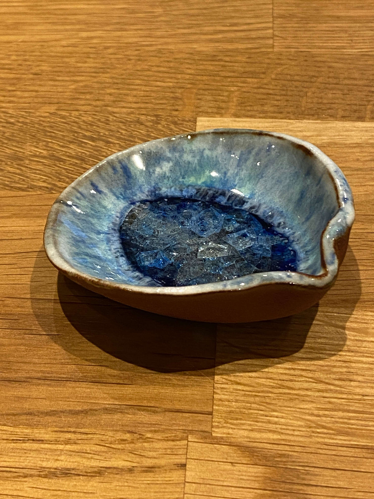 Sea Shell i blå glasur set skråt fra siden