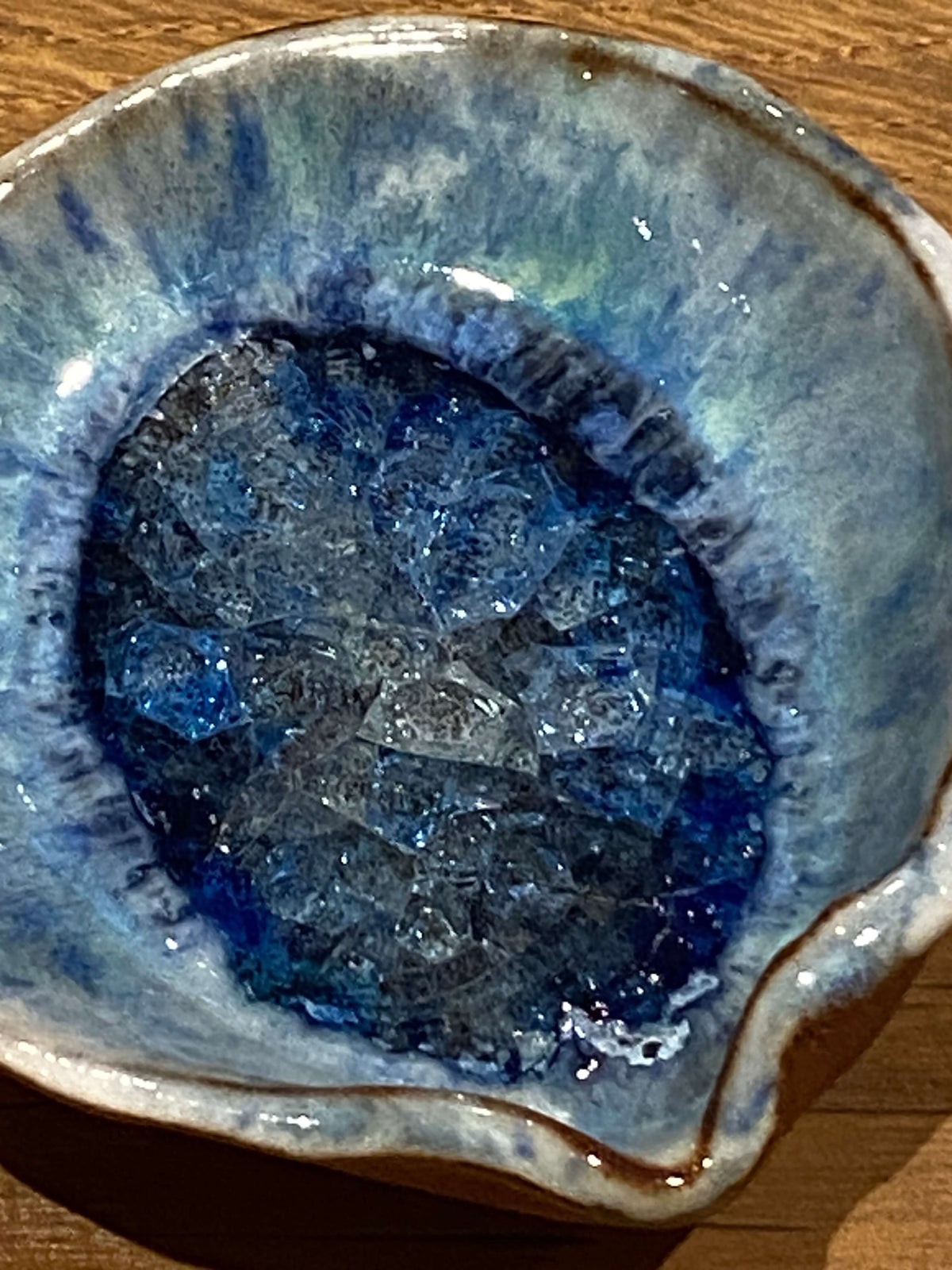 Nærbillede af krakeleret blå glasglasur i muslingeskålen