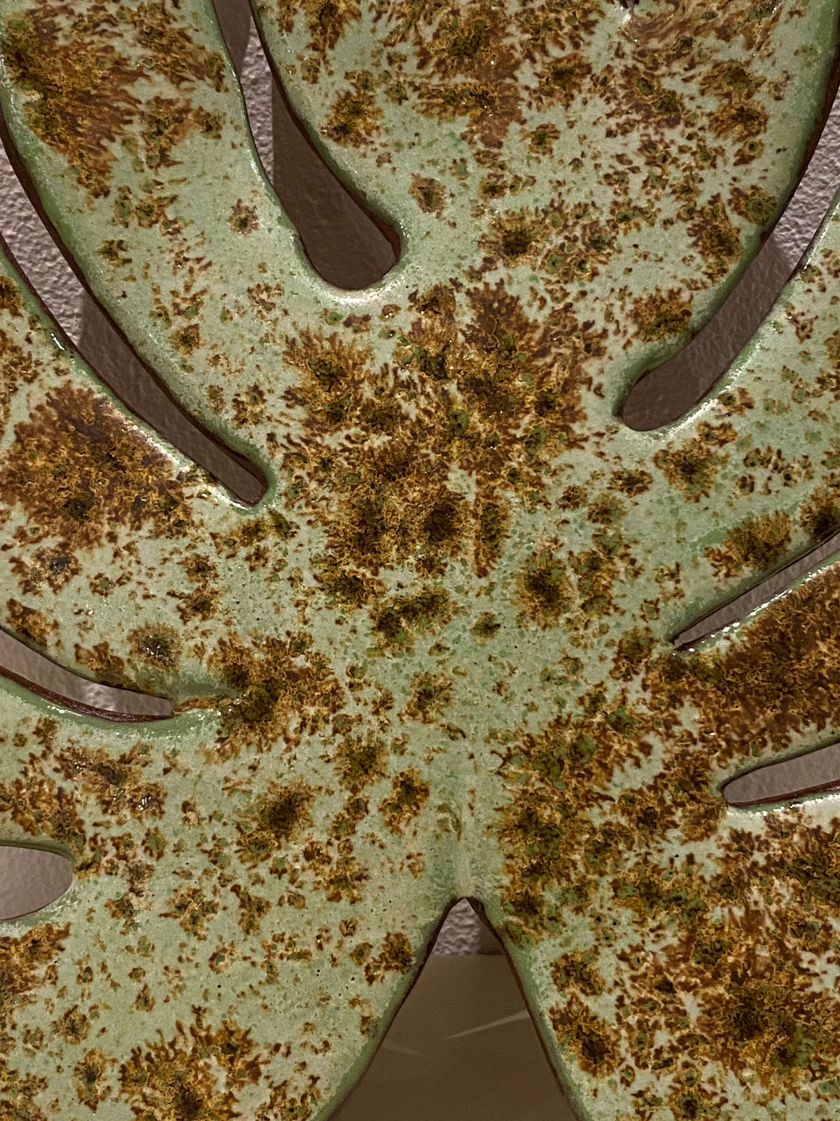 Nærbillede af glasuren på Green Leaf