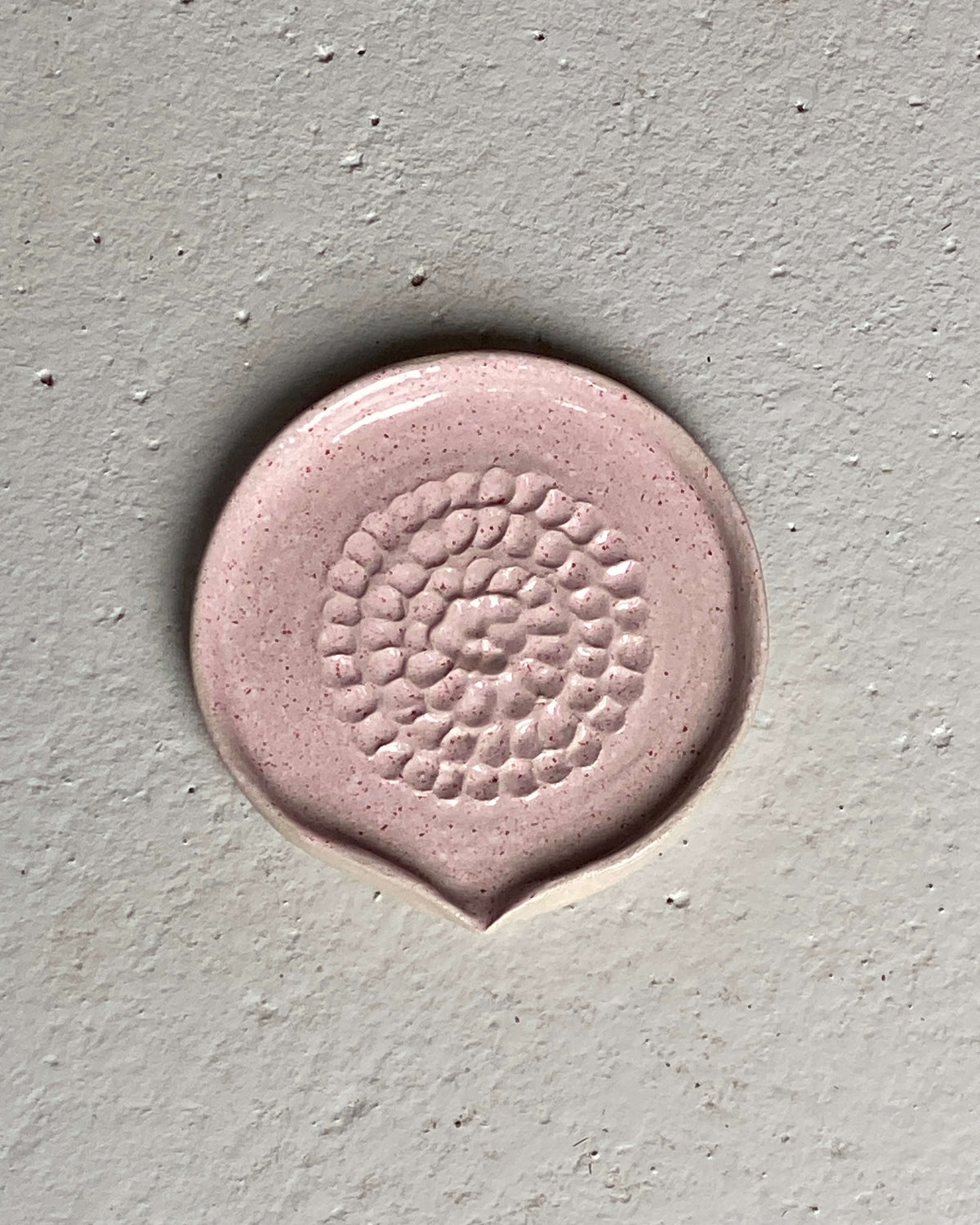 Rund riveskål Rosa i lyserød glasur med rivemønster til hvidløg og ingefær – håndlavet keramik fra Keramikbyh