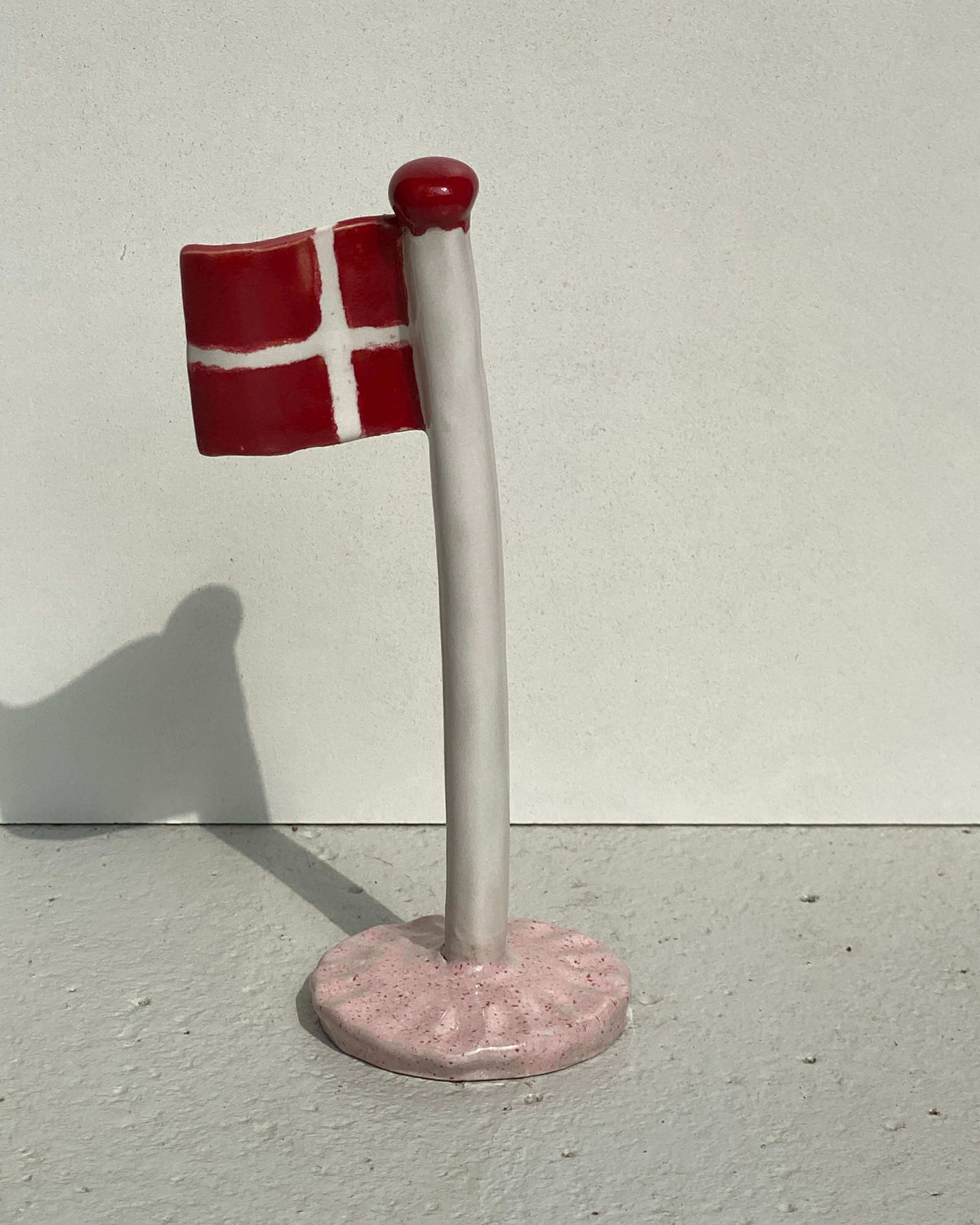 Keramikflag Rosa med Dannebrog på lyserød fod – håndlavet keramik fra Keramikbyh