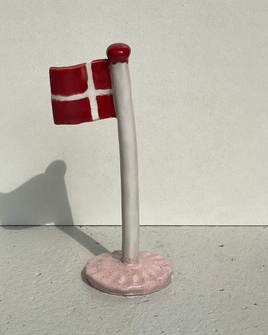Keramikflag Rosa med Dannebrog på lyserød fod – håndlavet keramik fra Keramikbyh