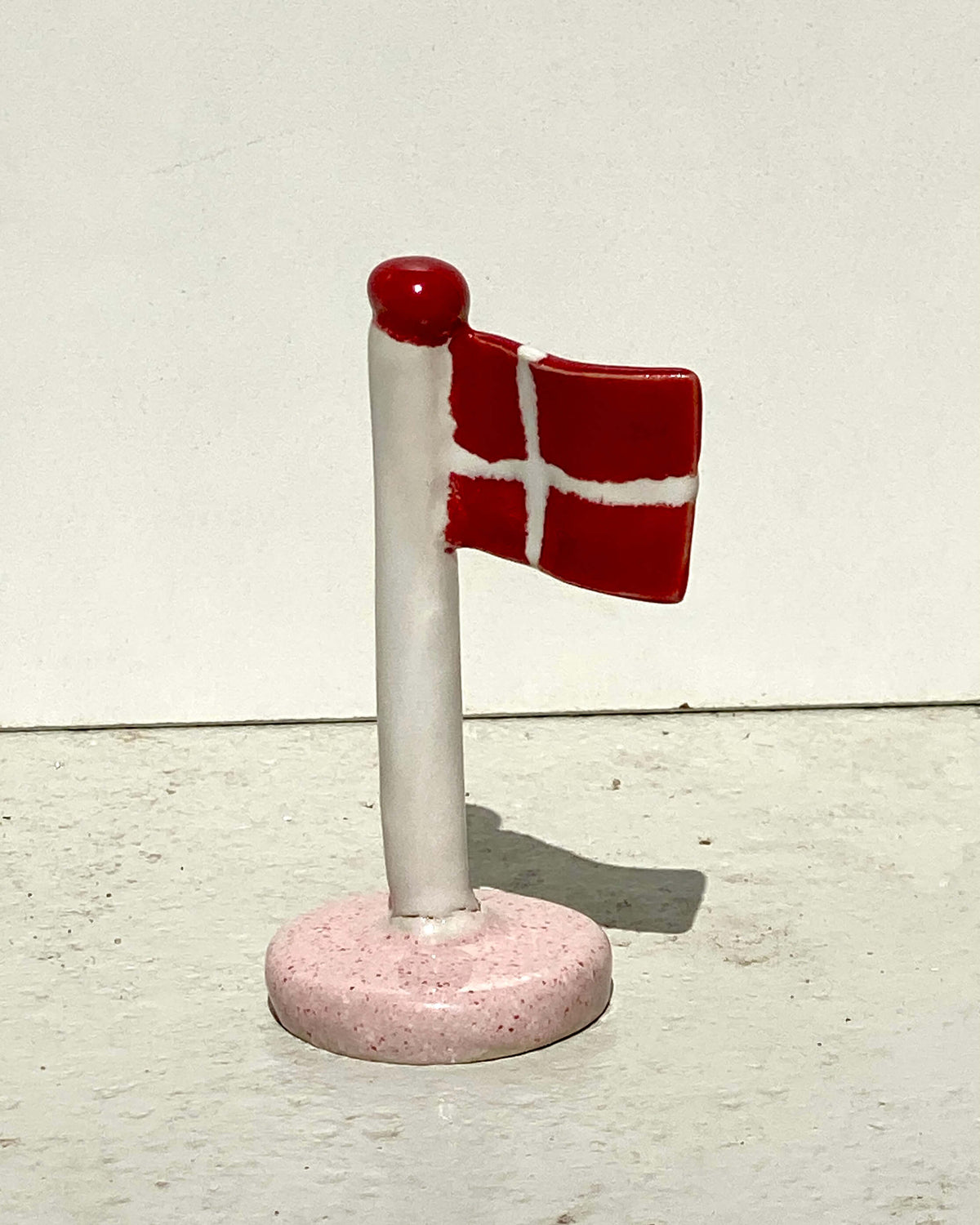 Håndlavet keramikflag Rosa mini med rødt og hvidt Dannebrog på lyserød fod