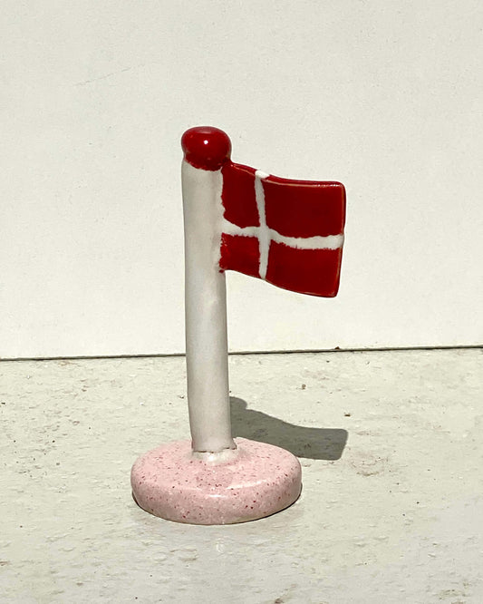 Håndlavet keramikflag Rosa mini med rødt og hvidt Dannebrog på lyserød fod