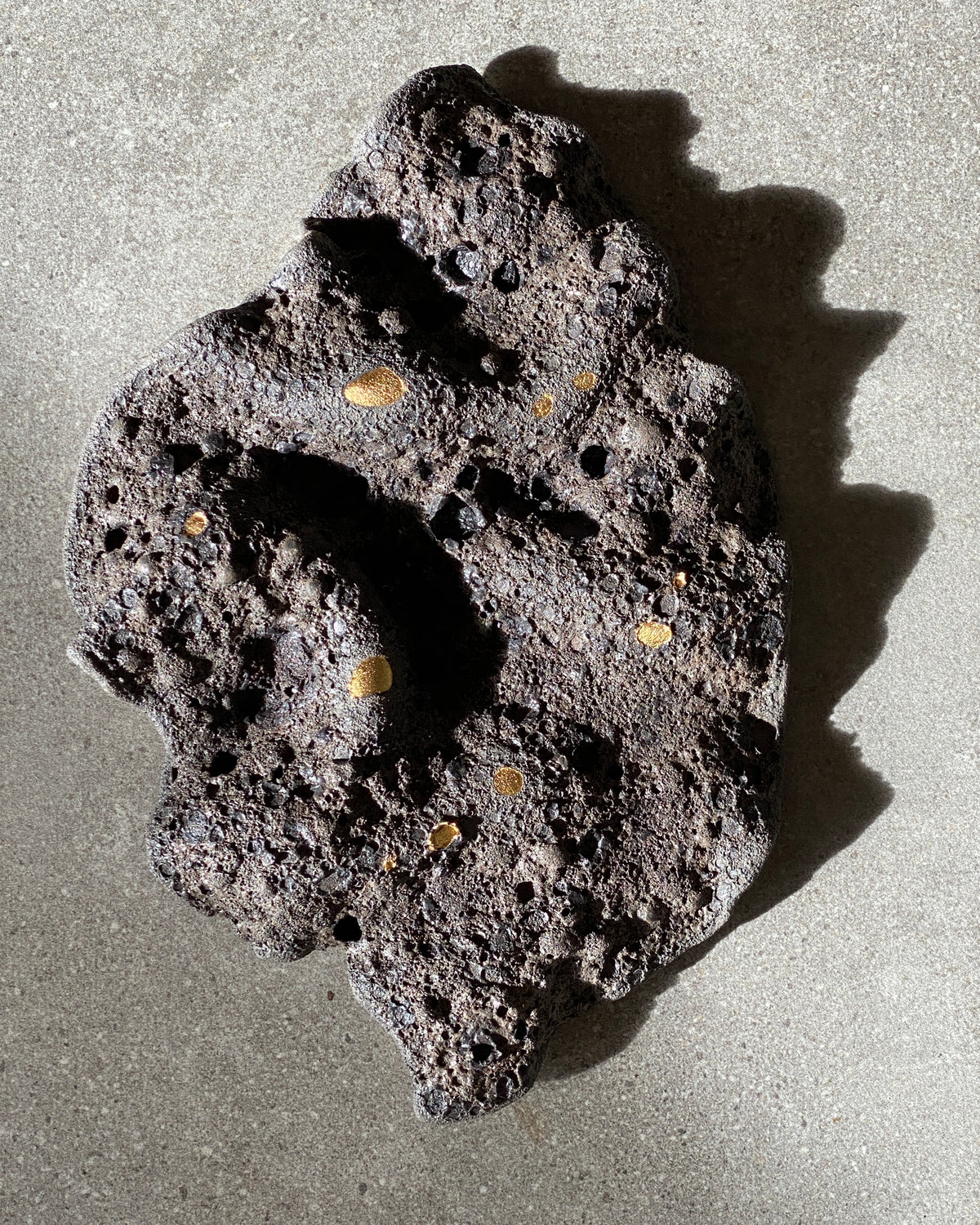 Dark Lava & Gold set skråt med skygger