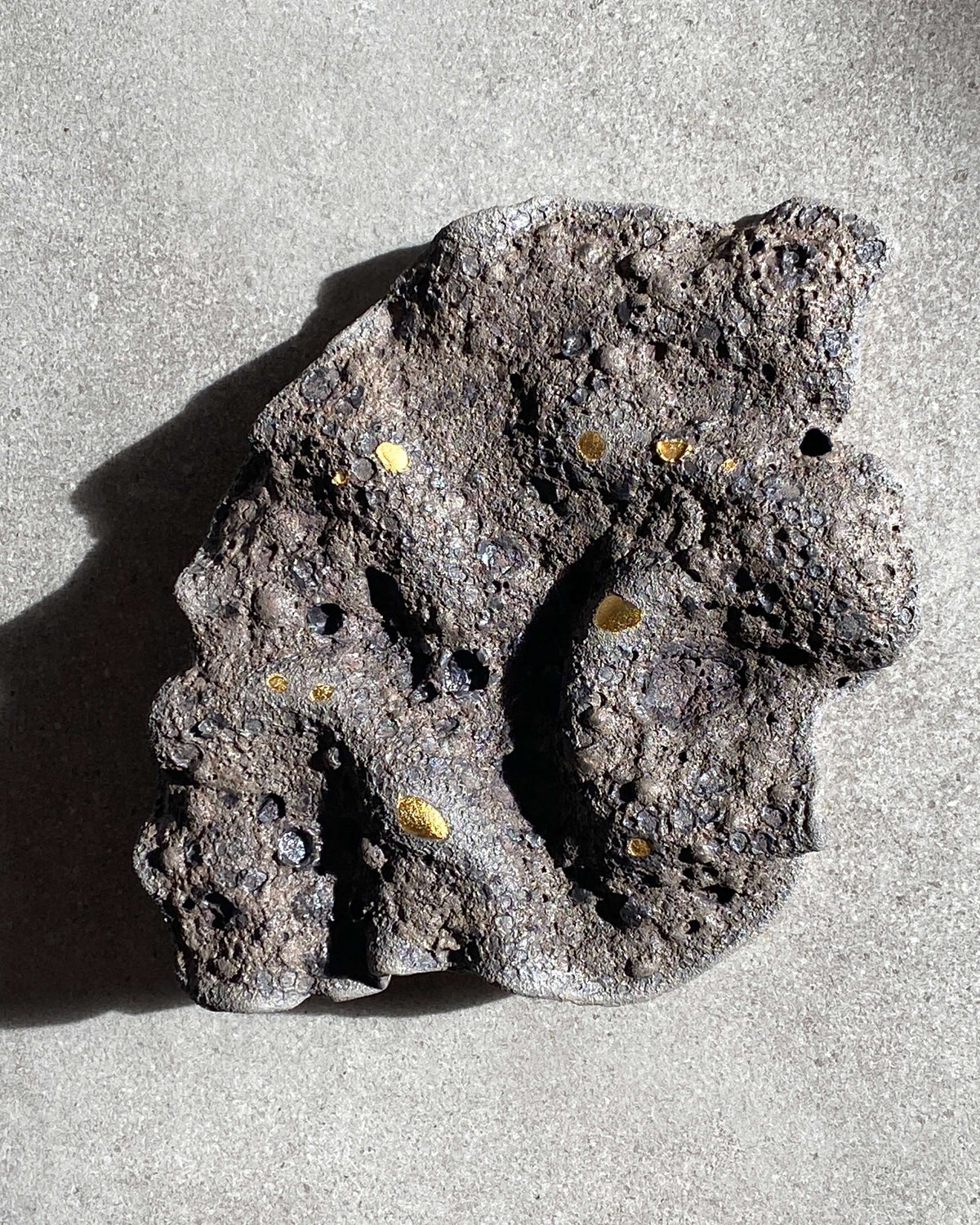 Vægkunst Dark Lava & Gold fra en anden vinkel