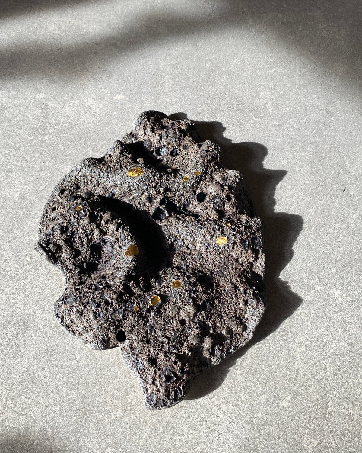 Vægkunst Dark Lava & Gold i mørk, porøs lavaler med guldprikker – håndlavet keramik fra Keramikbyh