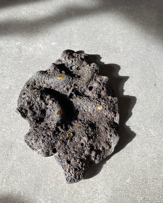 Vægkunst Dark Lava & Gold i mørk, porøs lavaler med guldprikker – håndlavet keramik fra Keramikbyh