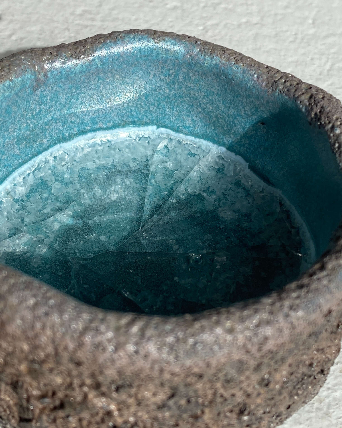 Nærbillede af blank turkis Pure Glass-glasur i saltkarret