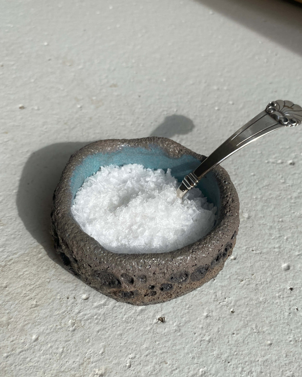 Saltkar Mørk Magma fyldt med flagesalt og en lille ske