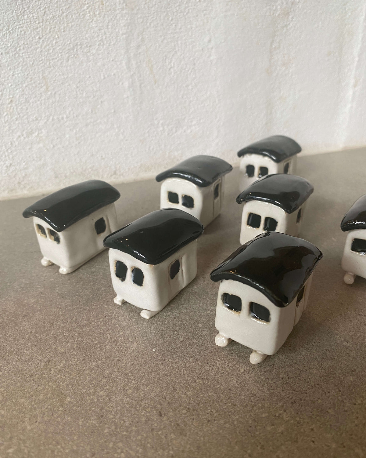 Gruppe af strandhuse i keramik